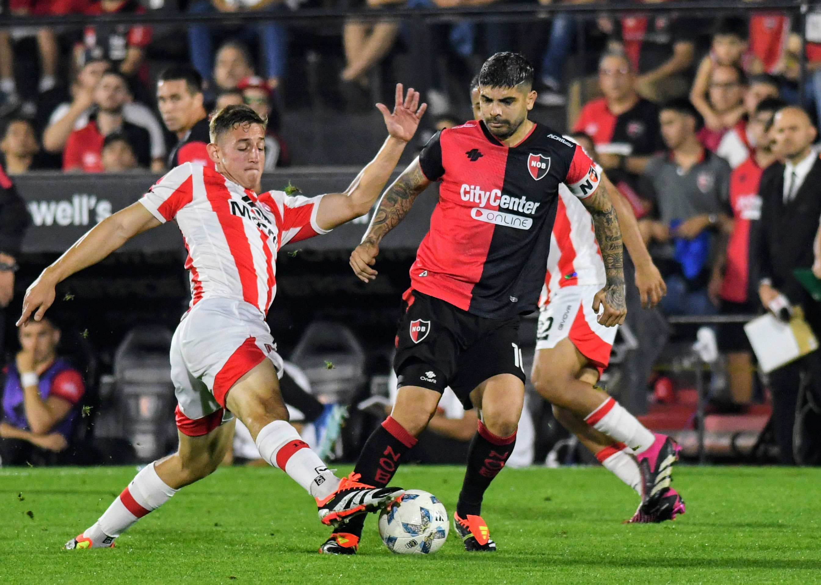 Instituto en su partido ante Newells. (Fotobaires).