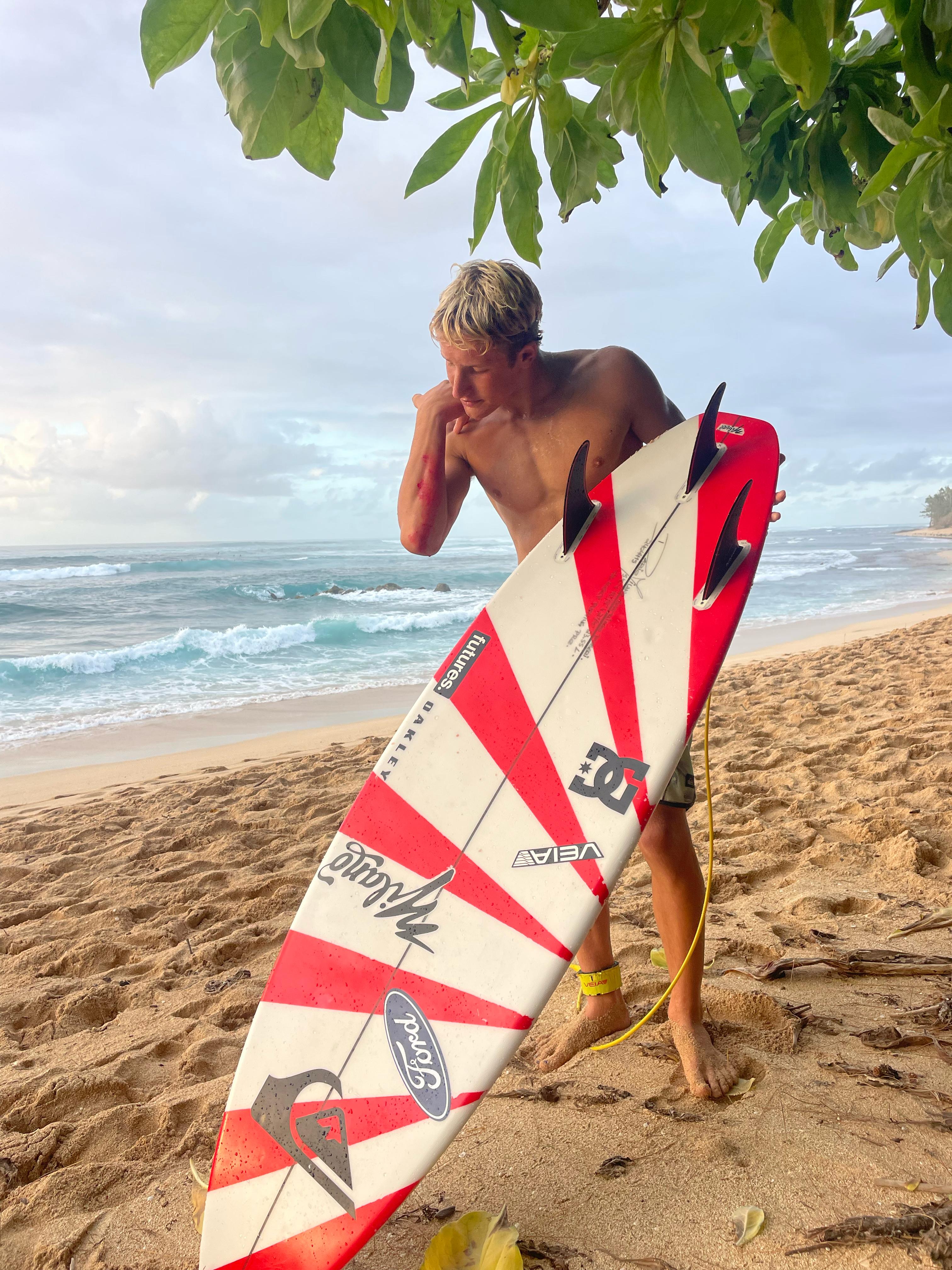 Thiago Passeri, el gran surfista joven del momento, el hijo de Martín, máximo ganador del surf nacional. (Gentieza)