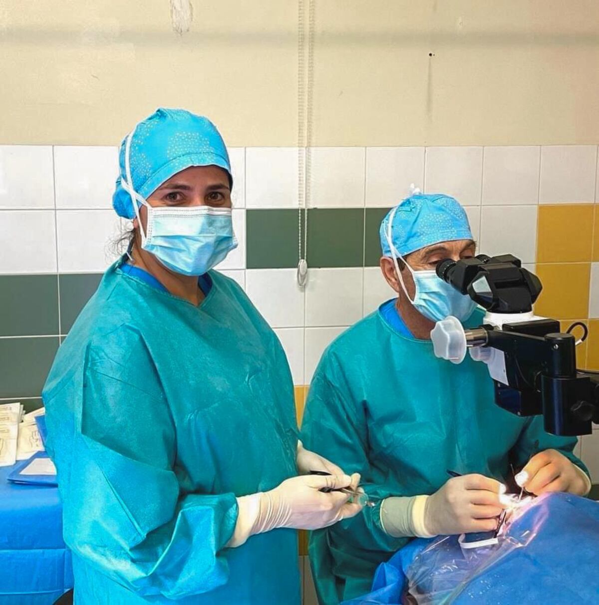 Prevención. Bulacios junto a otra colega acercando la medicina a los parajes del norte de Córdoba (Gentileza).