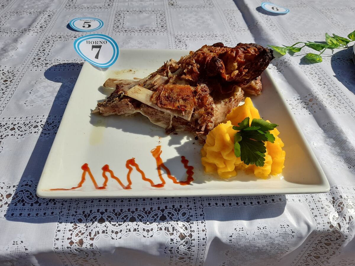Asado con cuero y locro. Las especialidades en Sumampa.