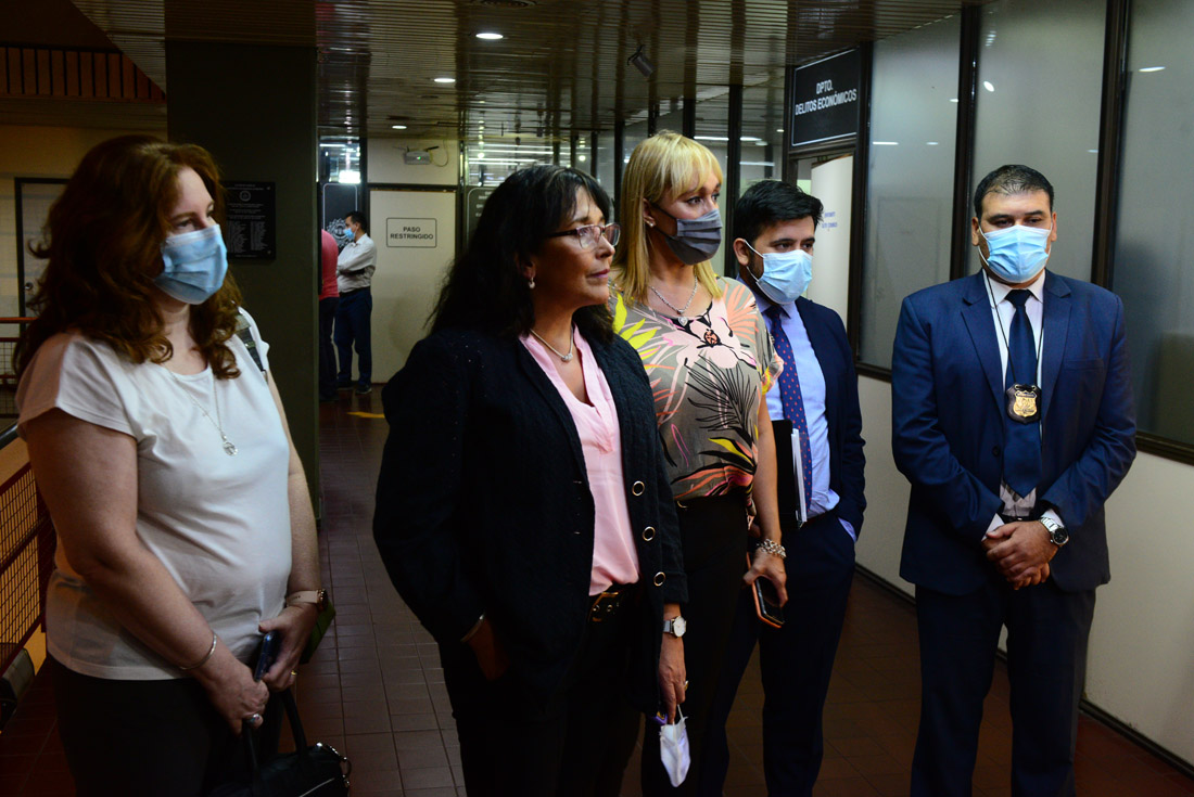Equipo. La fiscal Palacios y el equipo judicial y policial que investiga el crimen del arquitecto Reynaldo Flehr. (Nicolás Bravo / Archivo)
