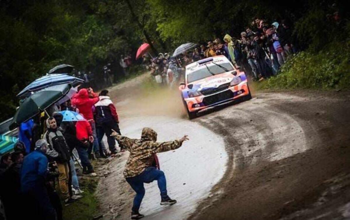 Demencial actitud de un espectador en el Rally Sudamericano: fue detenido. (Prensa Policía)