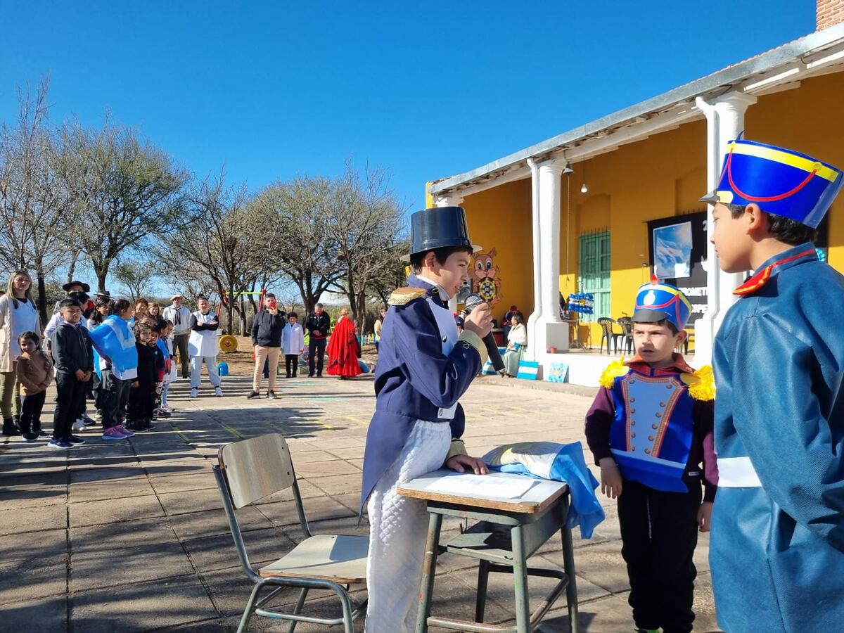 Dia de la Bandera: acto en la escuelita rural del paraje Villa Viso, en el despoblado oeste de la provincia de Córdoba. (La Voz)