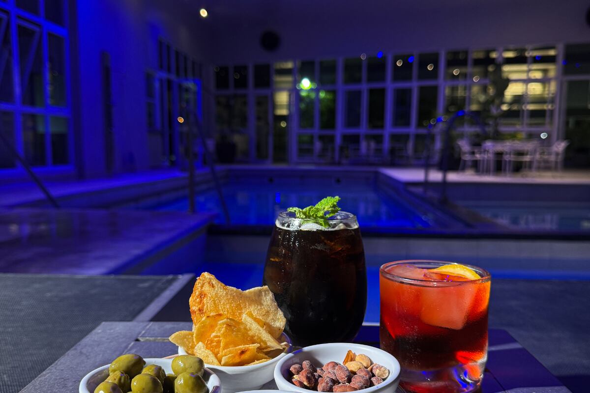 Cuando baja el sol, las termas se vuelven aún más mágicas. Un chapuzón nocturno con picada incluida es un ritual perfecto para cerrar el día.