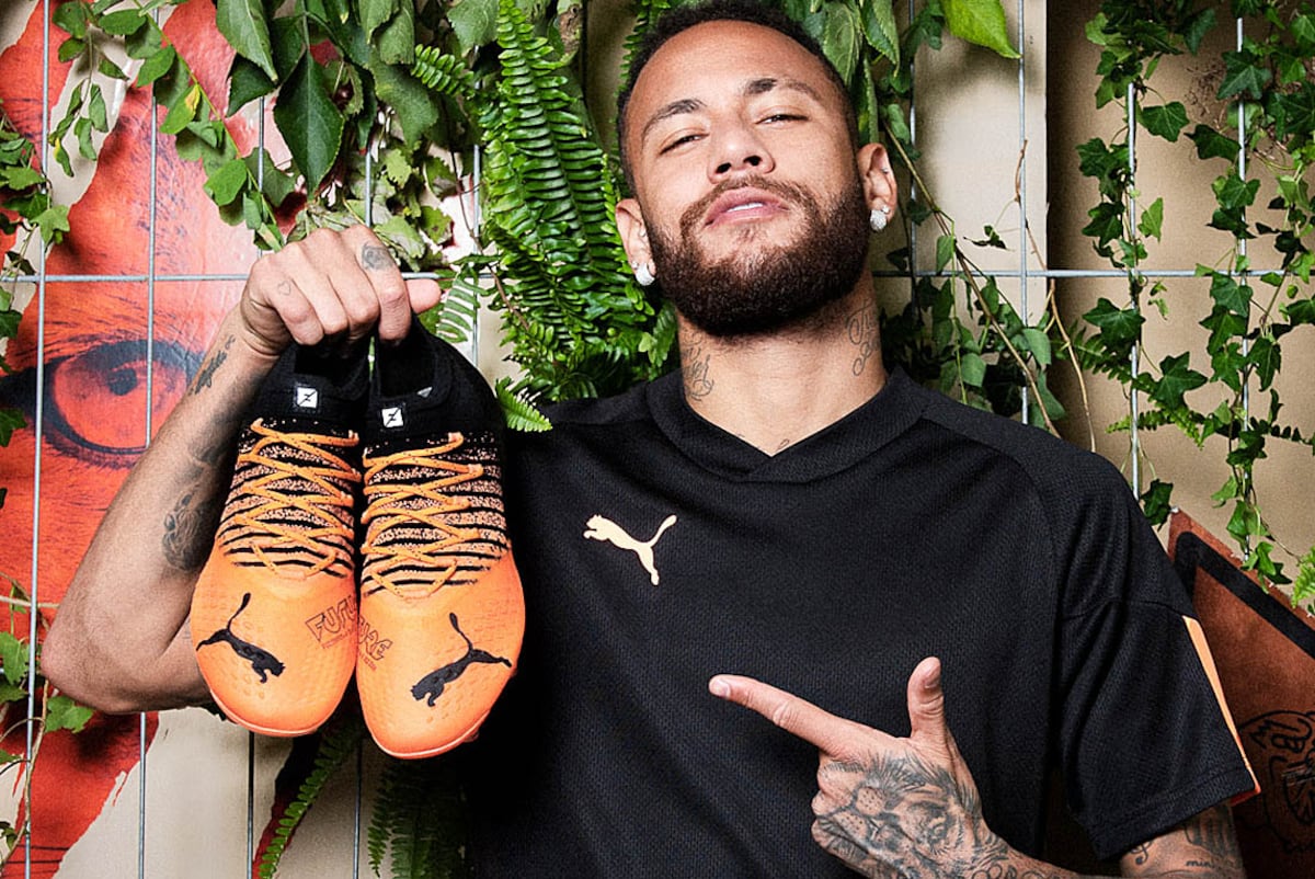 Neymar muestas los nuevo botines Future / Puma