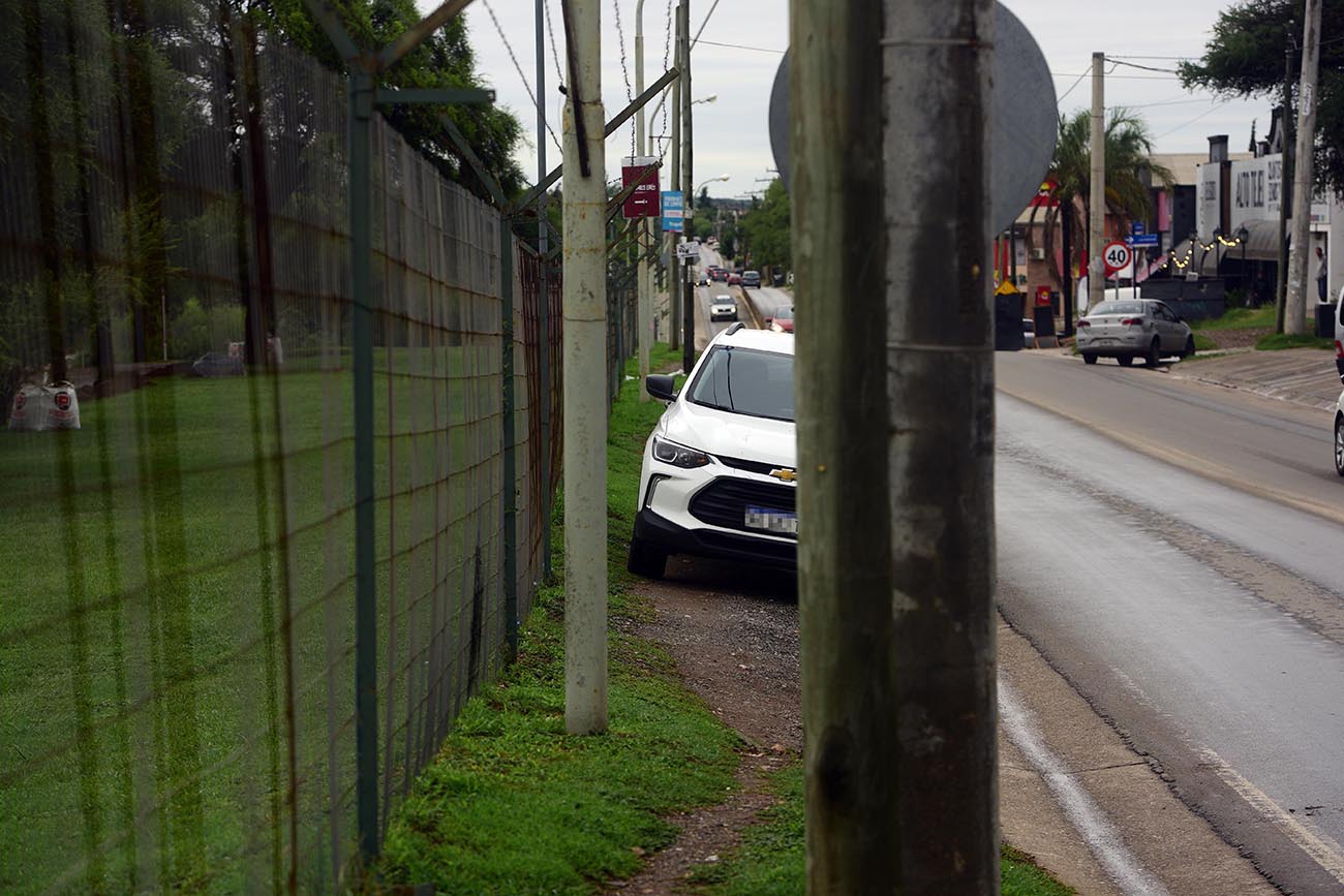 Faltan veredas y los autos cortan los pasos peatonales mal estacionados. (José Gabriel Hernández / La Voz)