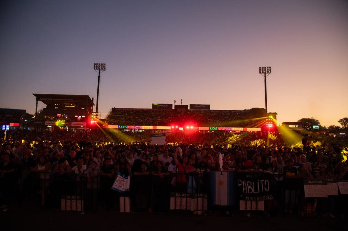 Una postal de la caída de la tarde en el anfiteatro José Hernández, que recibió a más de 18 mil personas este lunes. (La Voz).
