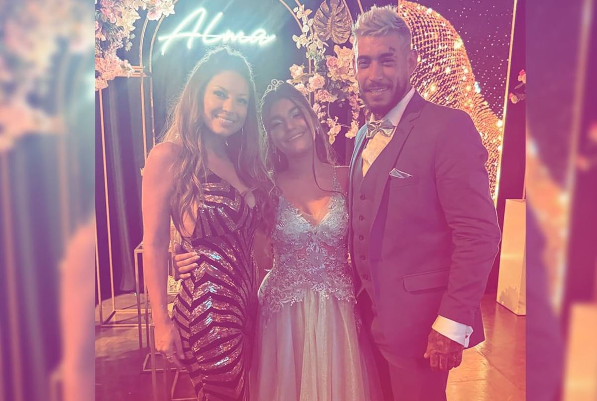 Alma, feliz junto a Magui y Ulises en su fiesta de 15 (Instagram Magui Olave)