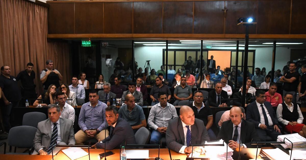 Los 14 policias acusados sentados en el tribunal "Amia" de Comodoro Py.
