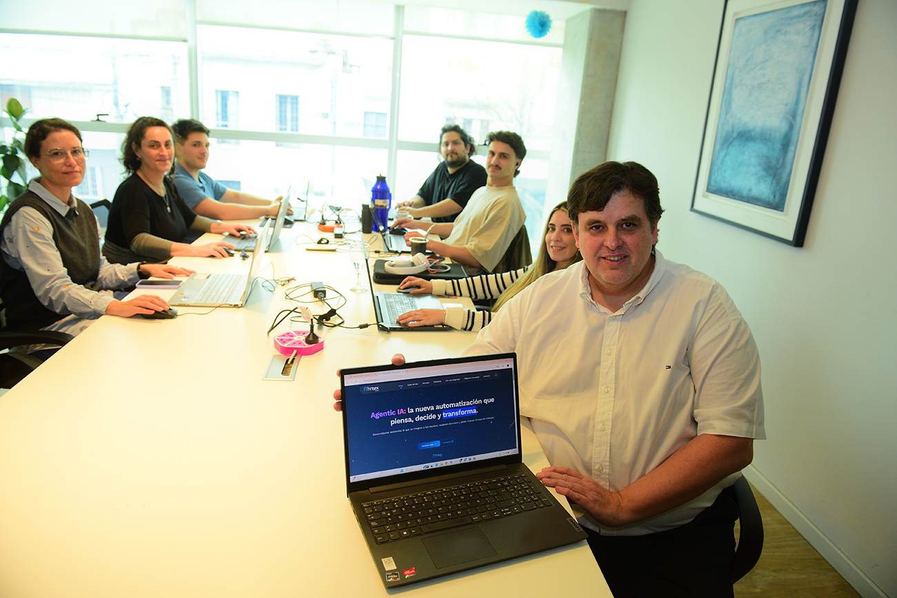 Darío Yvanoff junto a su equipo en IThreex. (José Gabriel Hernández)