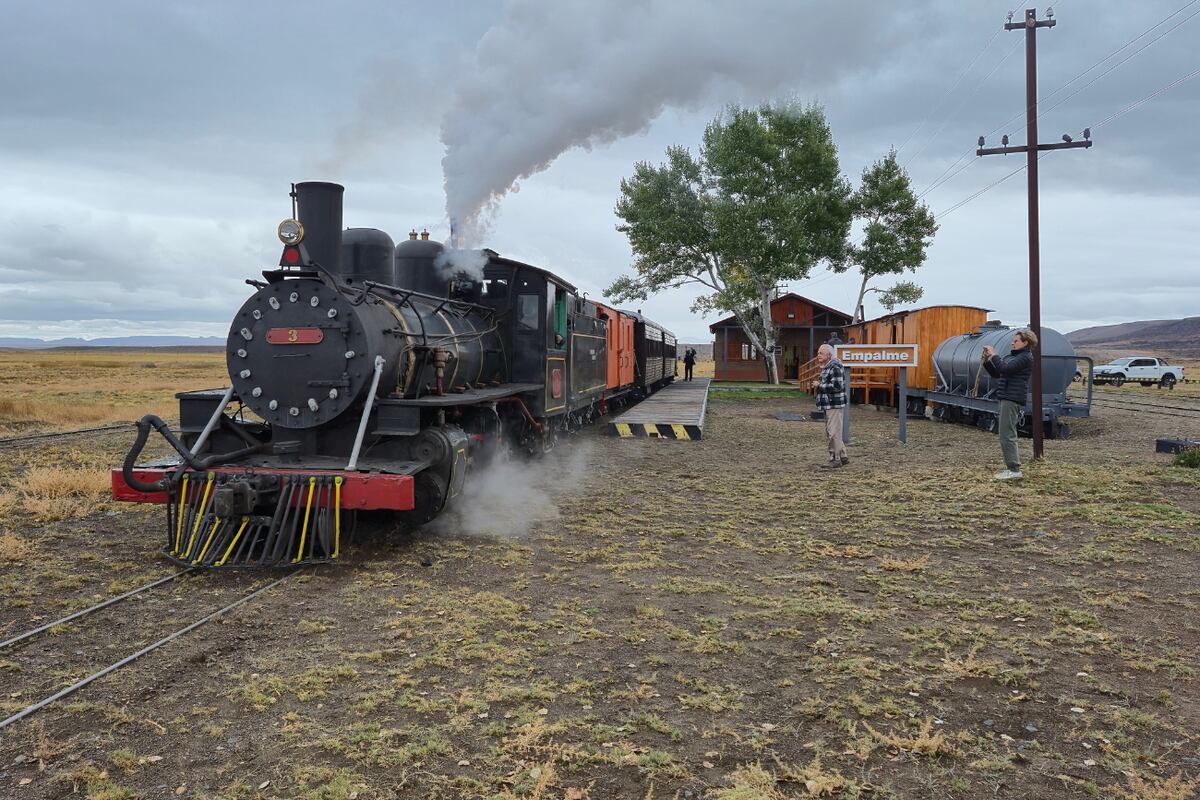 En verano, La Trochita ofrece una salida a bordo de un histórico tren a vapor que une Jacobacci con Estación Empalme.