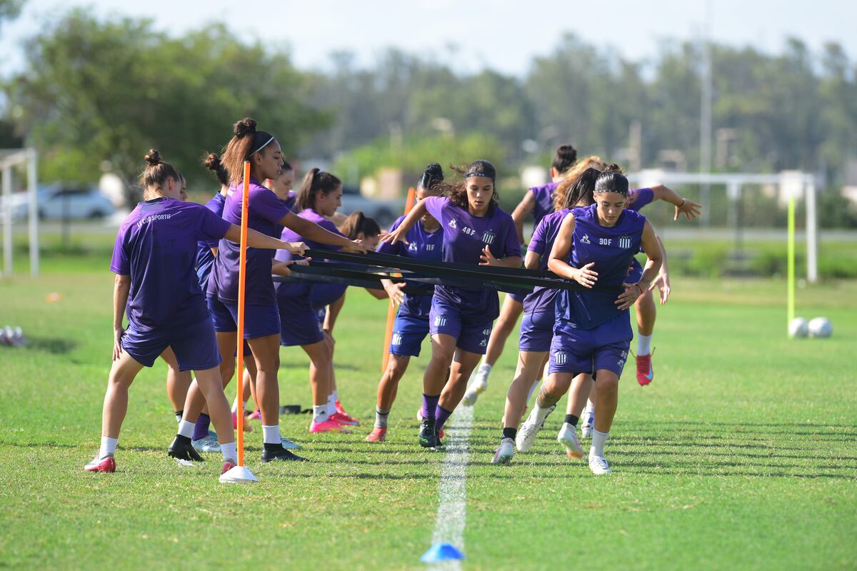 Entrenamiento abierto del equipo femenino de Talleres en el Card. (Jorge Peñalba / La Voz)