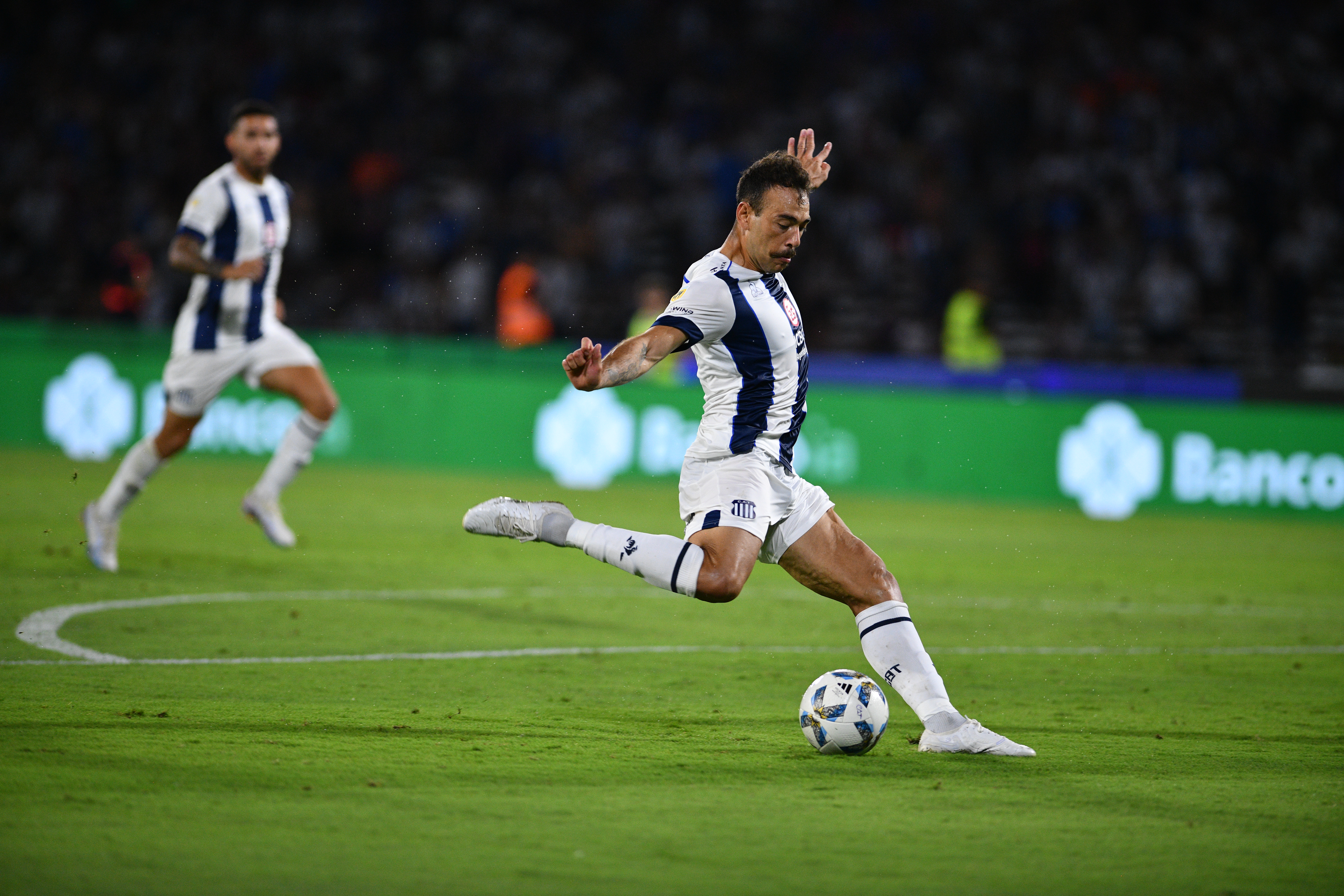 Matías Catalán marca el cuarto gol para Talleres vs Rosario Central. (Pedro Castillo / La Voz)