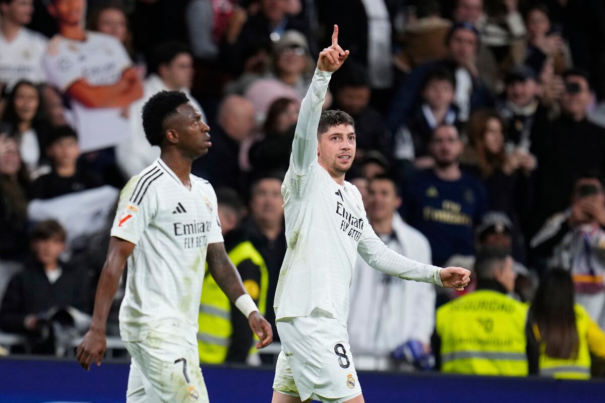 Federico Valverde del Real Madrid celebra tras anotar el primer gol de su equipo en el encuentro ante el Athletic Bilbao en la liga española el domingo 20 de abril del 2025. (AP Foto/Manu Fernandez)
