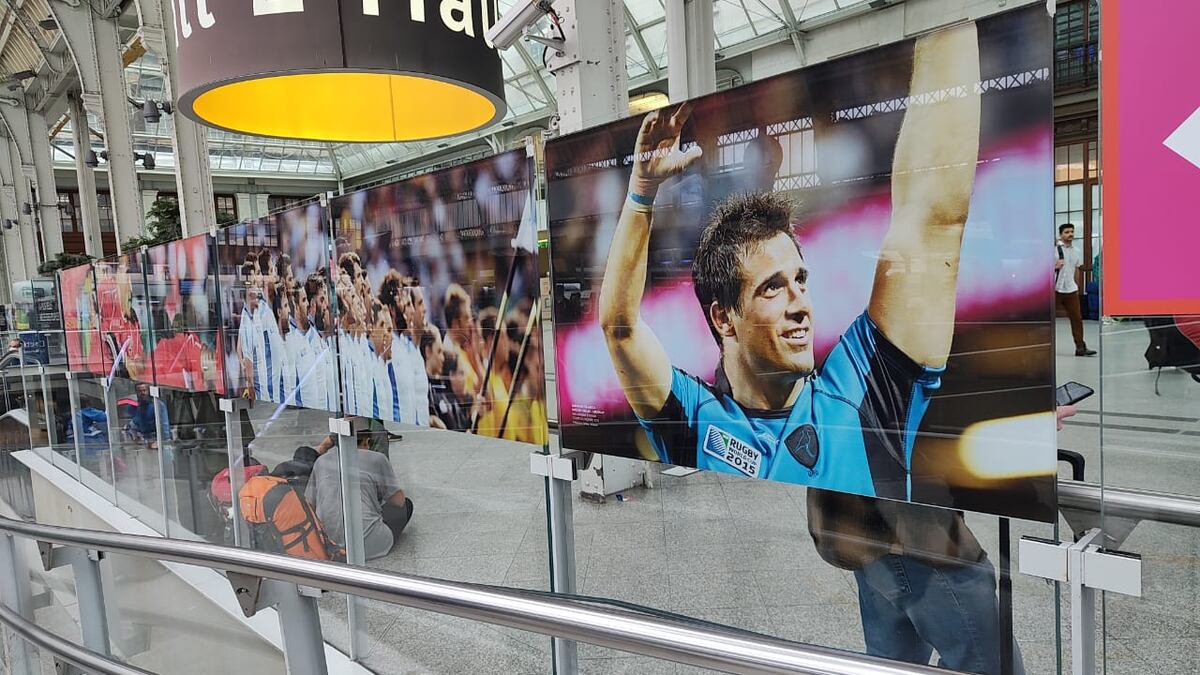 Hinchas cordobeses en Francia, haciéndole el aguante a Los Pumas. (La Voz)