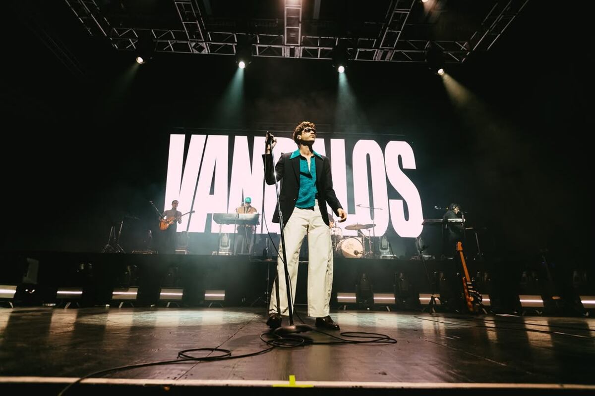 Goyo Degano, cantante de Bandalos Chinos, durante la presentación del disco "Vándalos" en Atenas. Primero caminó el escenario con altivez; luego sí, bailó, se soltó. (Instagram @envivoproducciones)