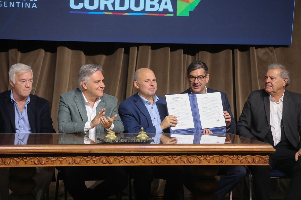 Presentación en Gobierno de la Provincia de Córdoba. Gobernador Martín Llaryora,
Presidente de Bancor Raúl Paolassoy el presidente de la Agencia ProCórdoba