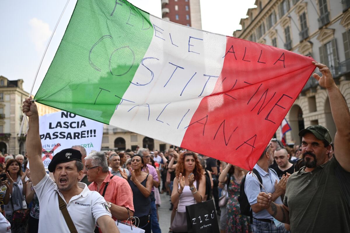 Marcha en Italia contra las nuevas restricciones. (AP)