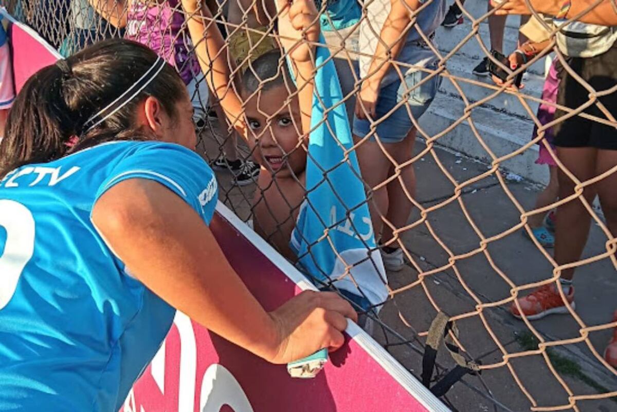 Romina junto a su sobrino en la tribuna de Rafaela (La Voz)