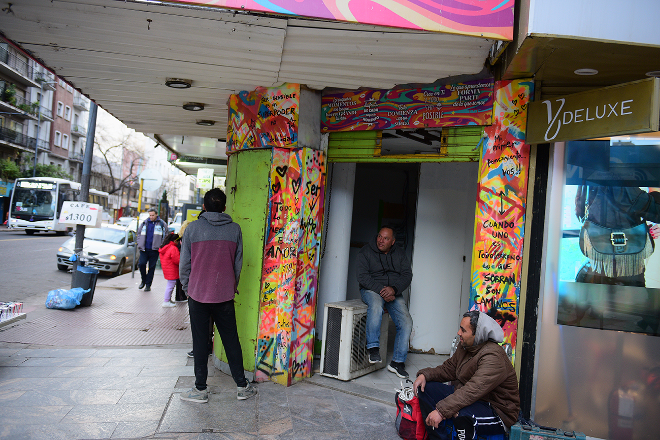 Avenida General Paz esquina 9 de Julio. Crisis. Negocios, comercios y locales comerciales cerrados en el centro de la ciudad de Córdoba. (José Gabriel Hernández / La Voz)