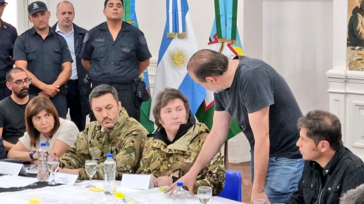 En diciembre, el salió por primera vez al interior para visitar Bahía Blanca, azotada por un temporal. Gentileza.
