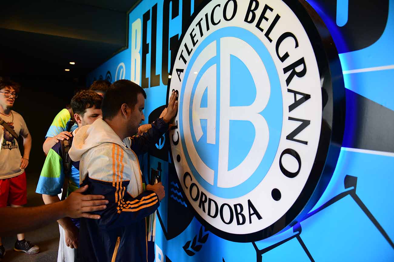 BELGRANO PIONERO. El plantel de fútbol de ciegos del club organizó un encuentro de camaradería para Pirañas, su adversario por la Copa Oro. (José Gabriel Hernández / La Voz)