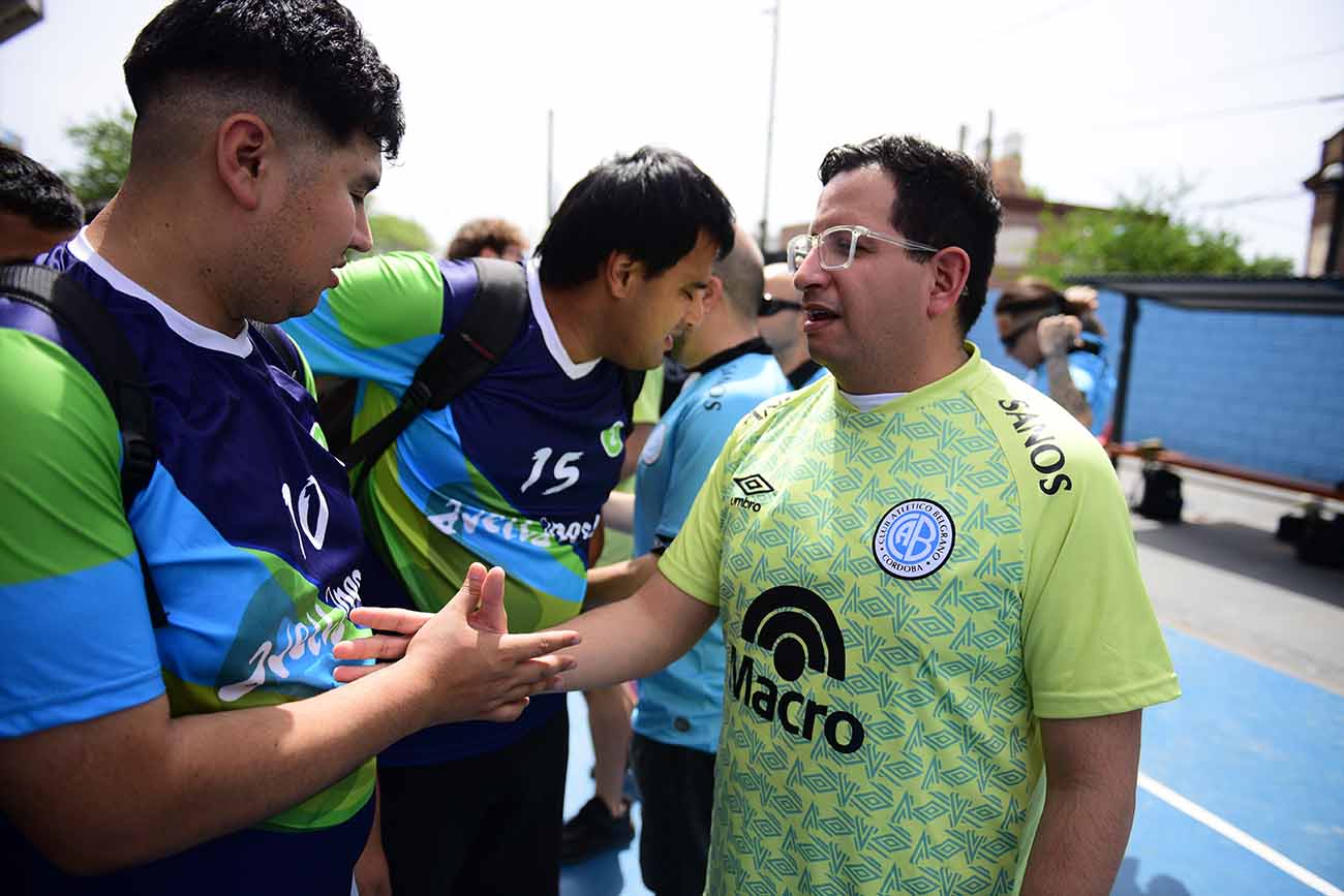 BELGRANO PIONERO. El plantel de fútbol de ciegos del club organizó un encuentro de camaradería para Pirañas, su adversario por la Copa Oro. (José Gabriel Hernández / La Voz)