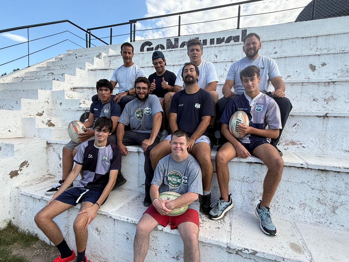Salvador Mosso con compañeros que dirigen el equipo de Rugby Cabure , y algunos de los jugadores. (La Voz)