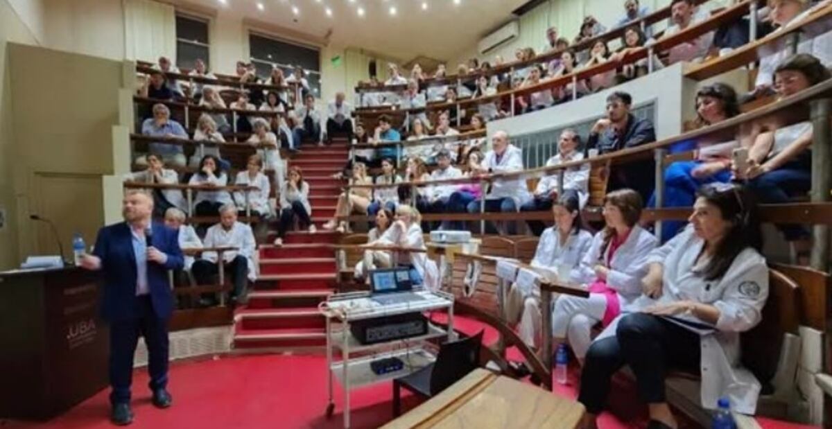 Gabriel Rabinovich y una charla en el Instituto Lanari con estudiantes, residentes y médicos. (Gentileza)