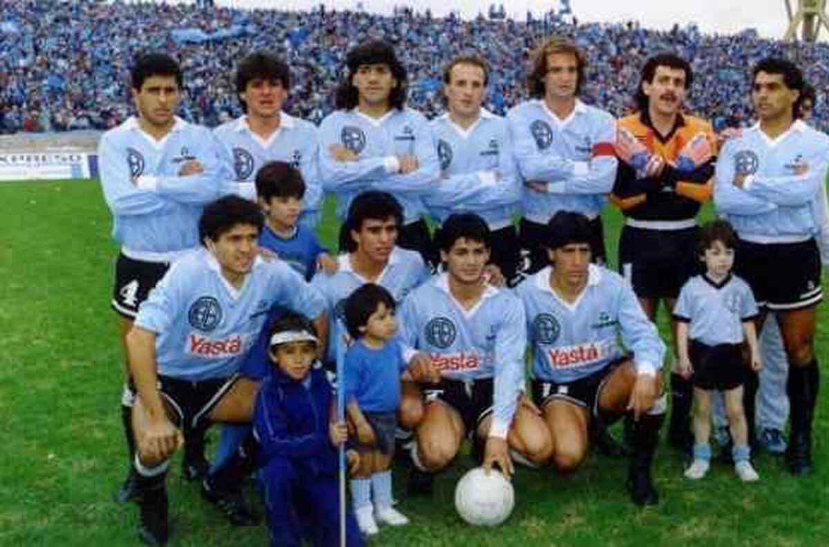 Belgrano del 1991. Parados: Angel Cortés, José Flores, Marcelo Flores, Luis Ernesto Sosa, Lucio Alonso, Javier Sodero y Enrique Nieto. Agachados: Víctor Heredia, Roberto Monserrat, Juan Spallina y Omar Herrera. (La Voz / Archivo)