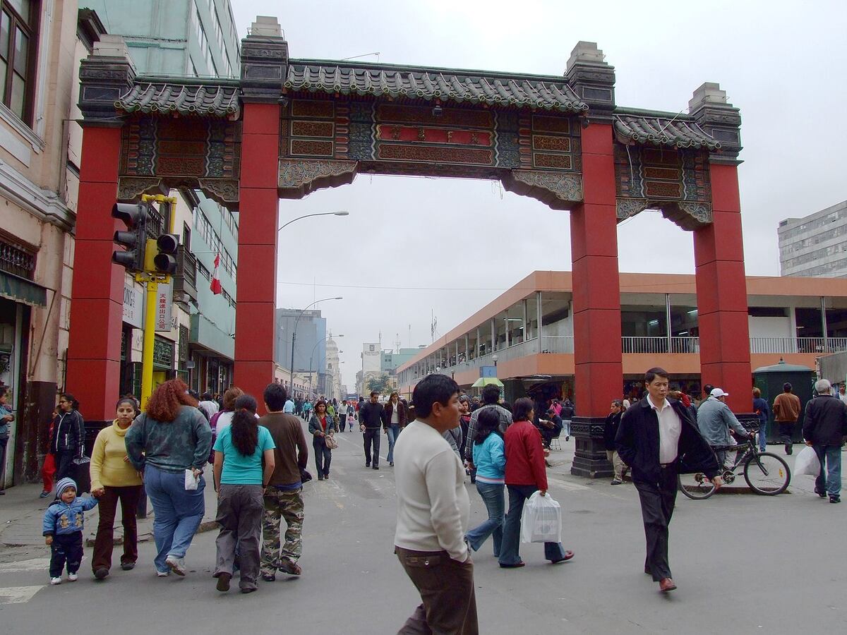 El arco rojo, la entrada al barrio chino de Lima, Perú. (Foto: Wikipedia / Lilapagola)