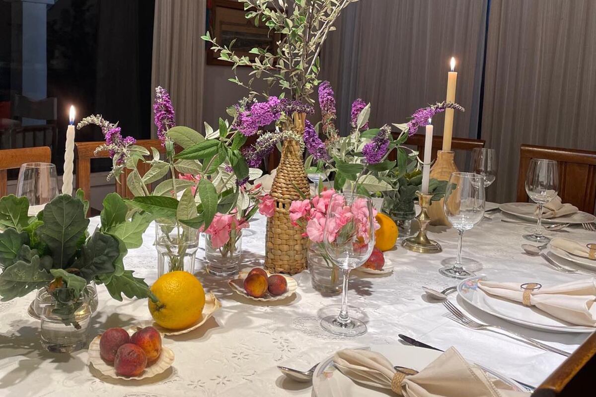 Flores de salvia, hojas de la huerta y frutas de estación, todo sirve para la decoración de la mesa de Noche Buena.