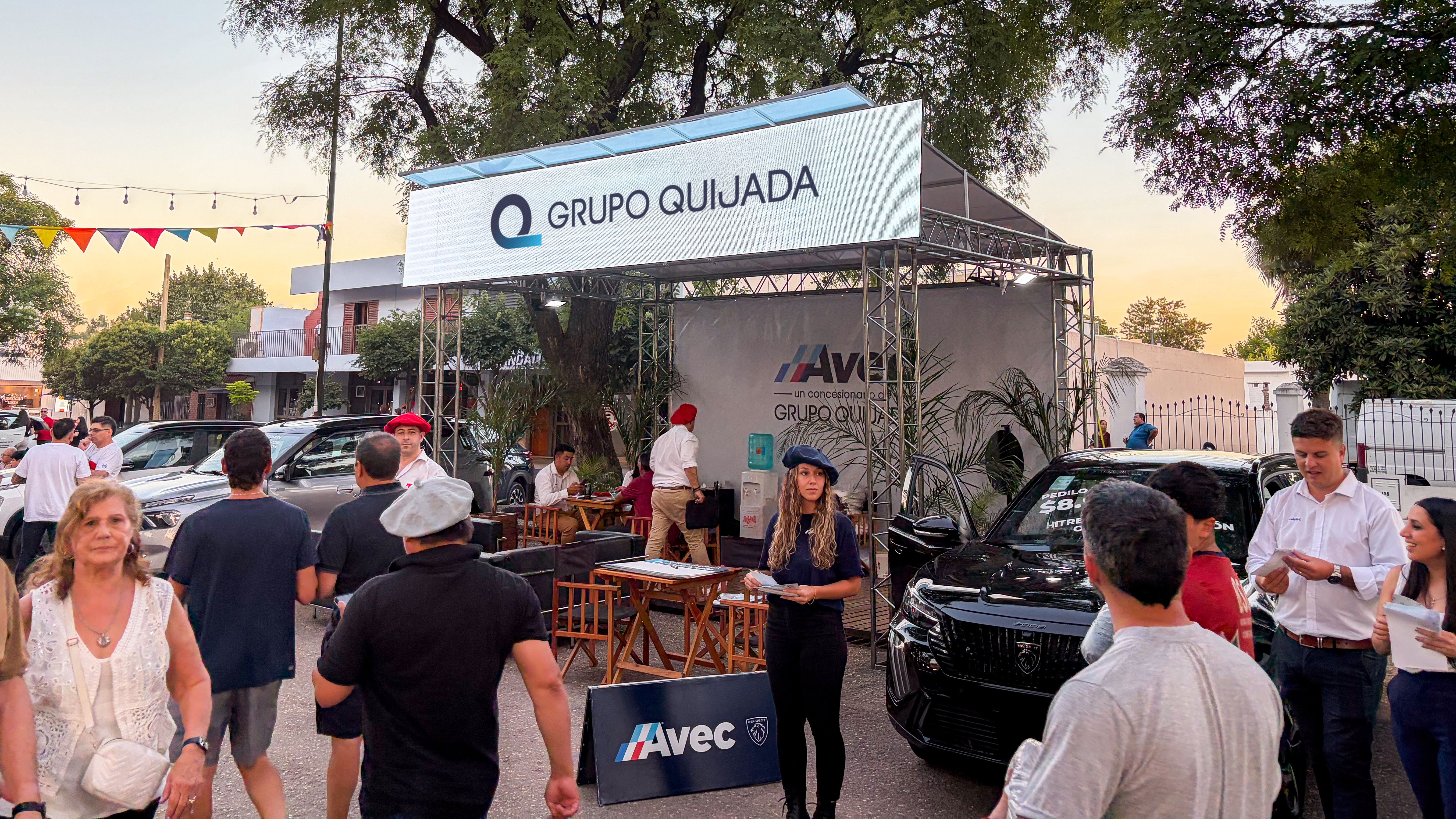 Personal especializado brinda asesoramiento comercial en el stand de la marca.