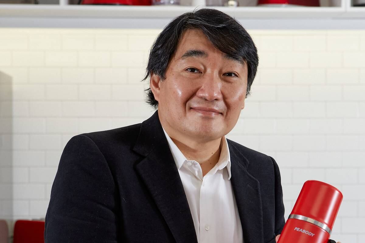 "Mi marca encontró su identidad en el diseño argentino, que es un gran capital. Me gusta mucho el contacto con estudiantes, hace poco recibí una delegación de cordobeses de la UNC en mi fábrica", revela Dante Choi, dueño de Peabody. (Gentileza Peabody)
