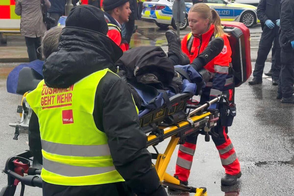 Una persona herida es trasladada por los servicios de emergencia al lugar de un accidente después de que un conductor atropellara a un grupo de personas en Múnich, Alemania, el jueves 13 de febrero de 2025. (Michael Fischer/dpa vía AP)