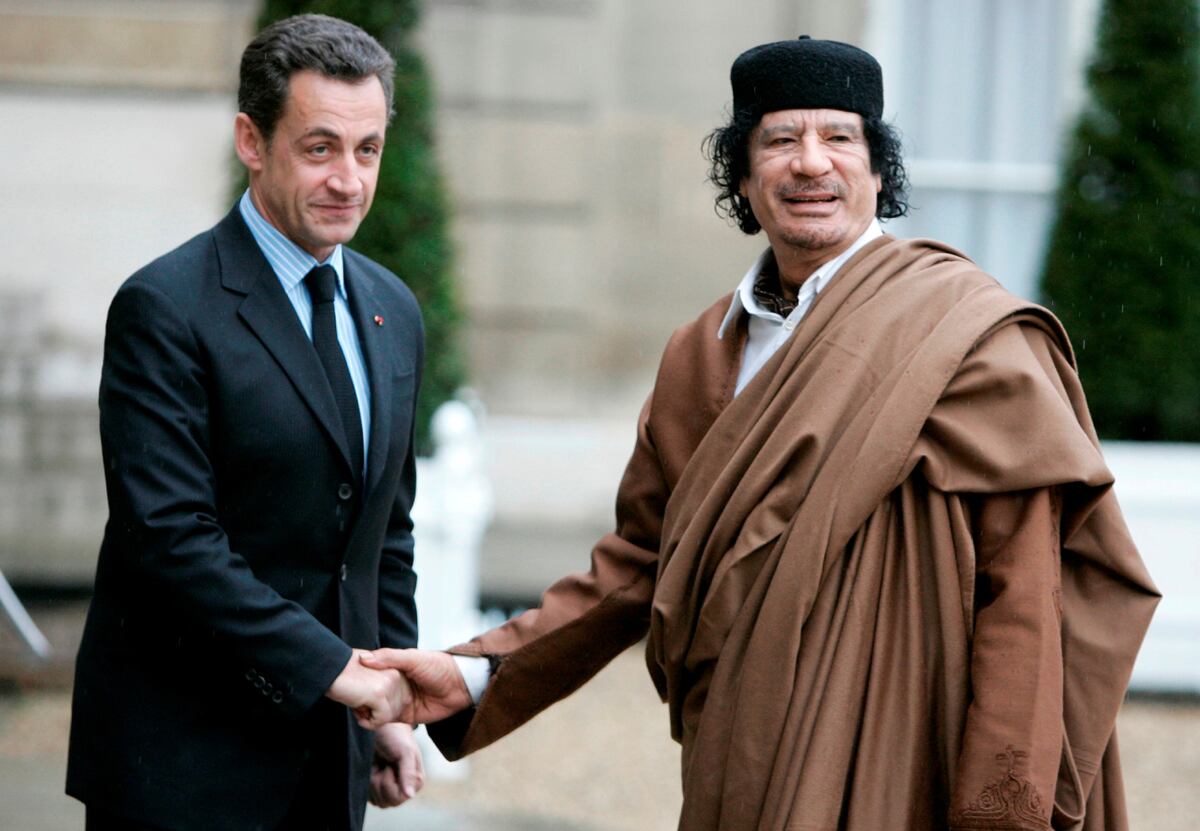 Nicolás Sarkozy habló tras la condena. Se mostró junto a su esposa Carla Bruni. (AP)