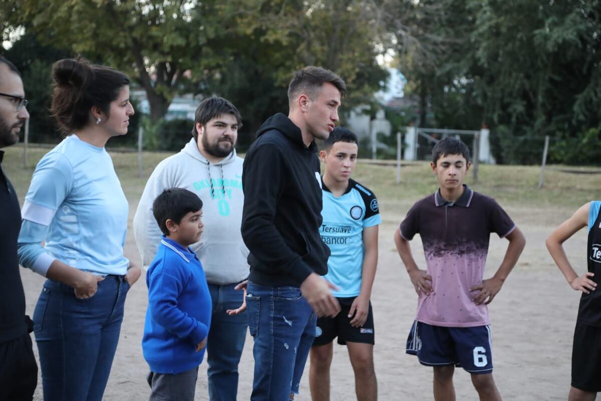 Futbolistas de Belgrano en la Escuelita Atletic de Barrio Argüello, donde se entregaron kits deportivos con pelotas, conos y pecheras. (Prensa Belgrano)