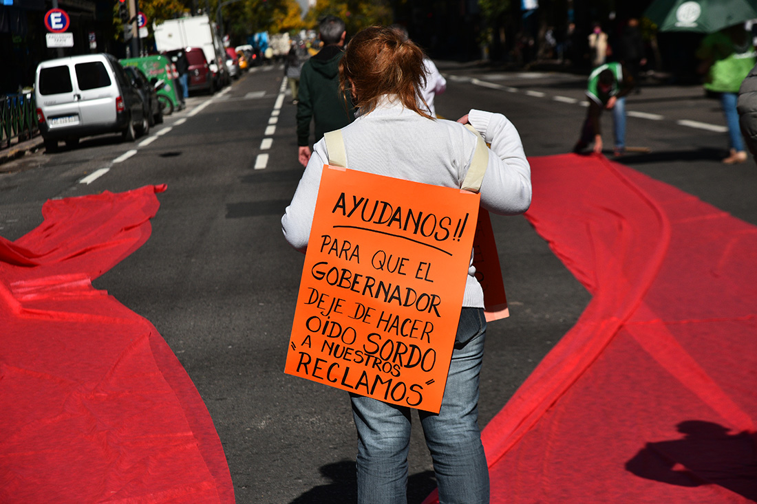 Protesta de médicas y enfermeras en esquina de Colón y General Paz. (Pedro Castillo)