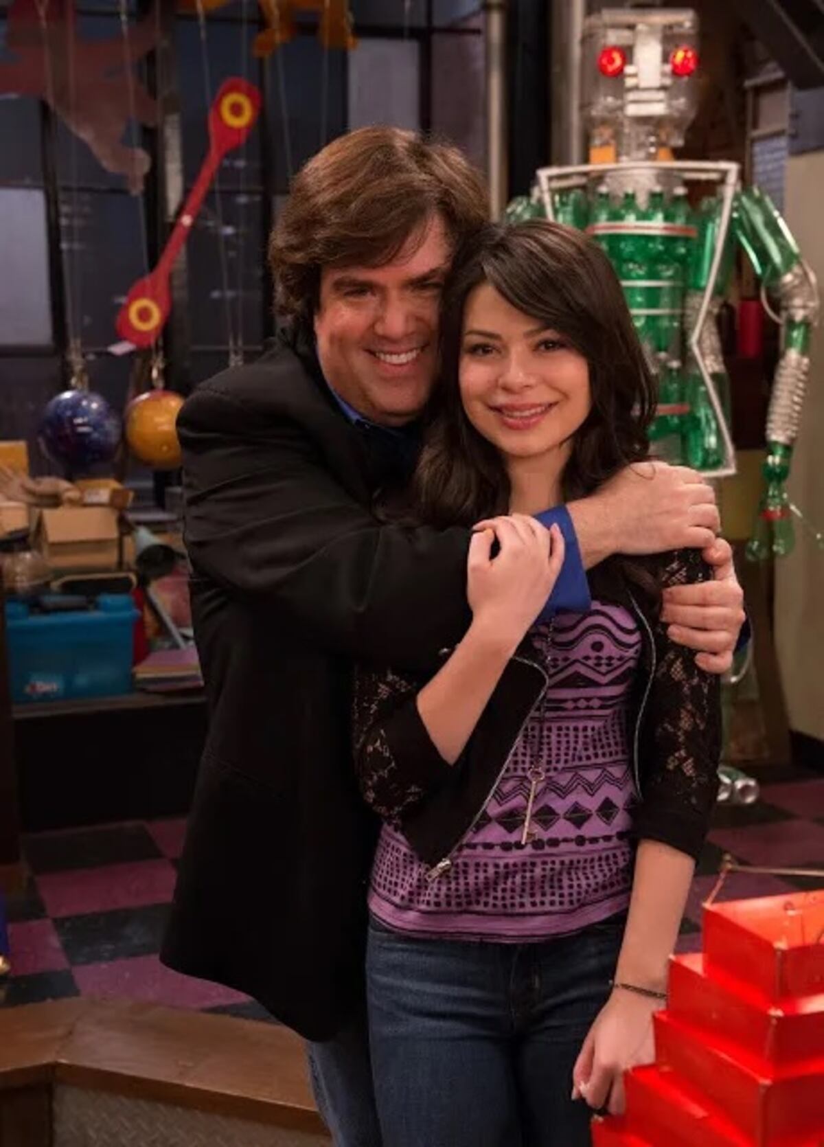 Dan Schneider y Miranda Cosgrove en el reboot de iCarly