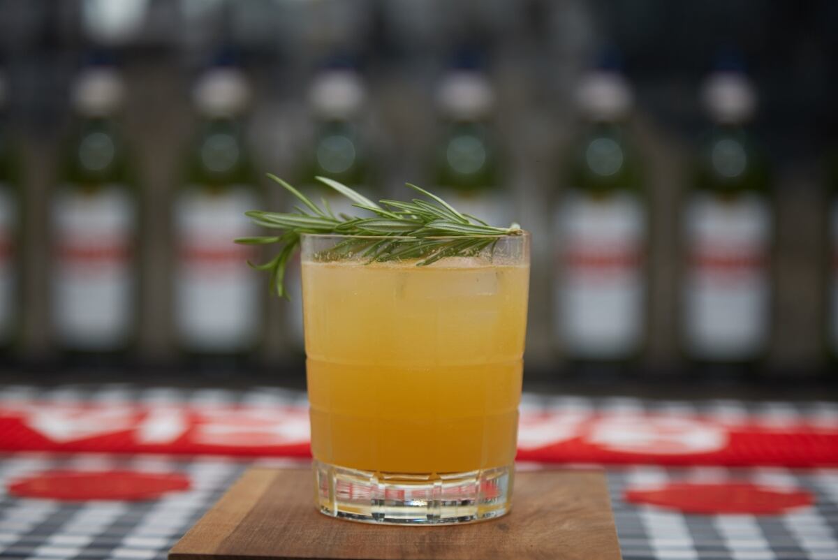 Luna de Miel: Americano Gancia, Jugo de durazno, Jugo de Limón, almíbar, rama de tomillo. Creado por Mona Gallosi. (Foto: Gancia)