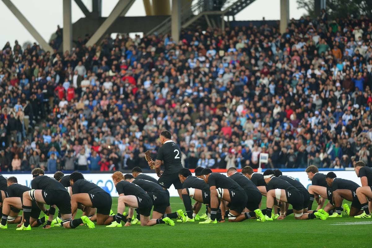 El momento del tradicional haka de All Blacks antes de enfrentar a Los Pumas en el estadio Mario Alberto Kempes. (Nicolás Bravo / La Voz)