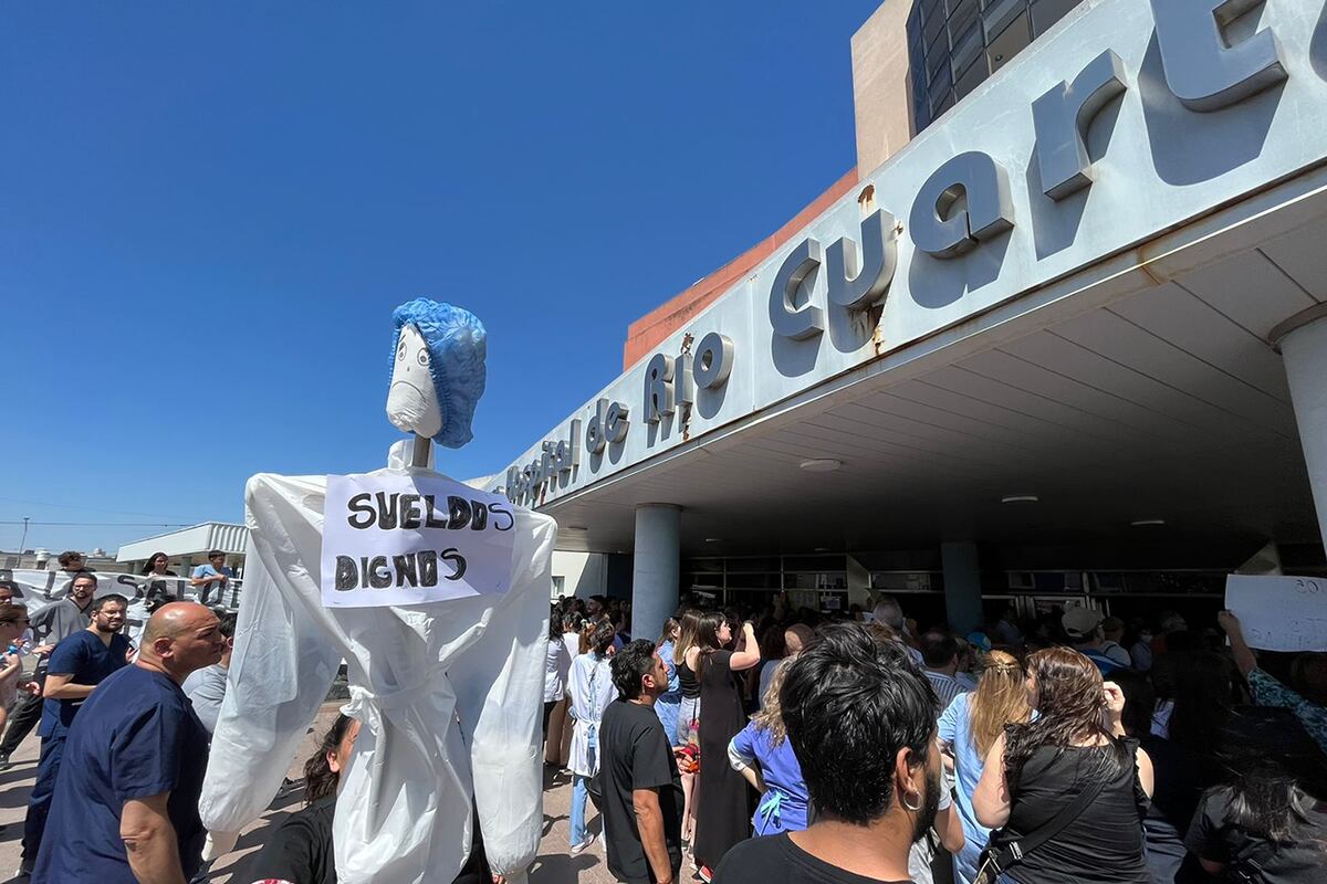 Reclamos. En una protesta que se inició en Río Cuarto, los autoconvocados lograron mejoras en sus salarios, por encima del acuerdo que había firmado el SEP. (Tomy Fragueiro / Archivo)