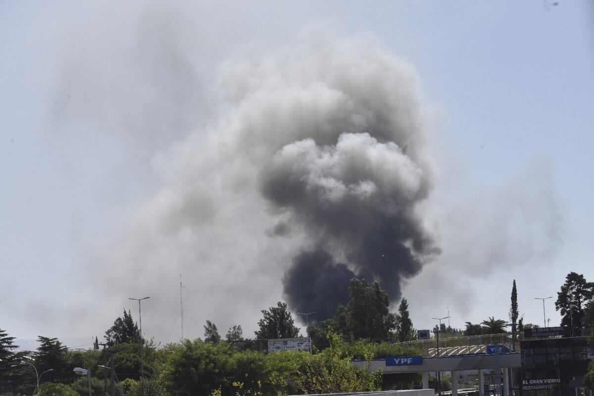 Impresionante incendio en una fábrica de barrio Los Boulevares en el norte de la ciudad de Córdoba. (José Hernández/La Voz)