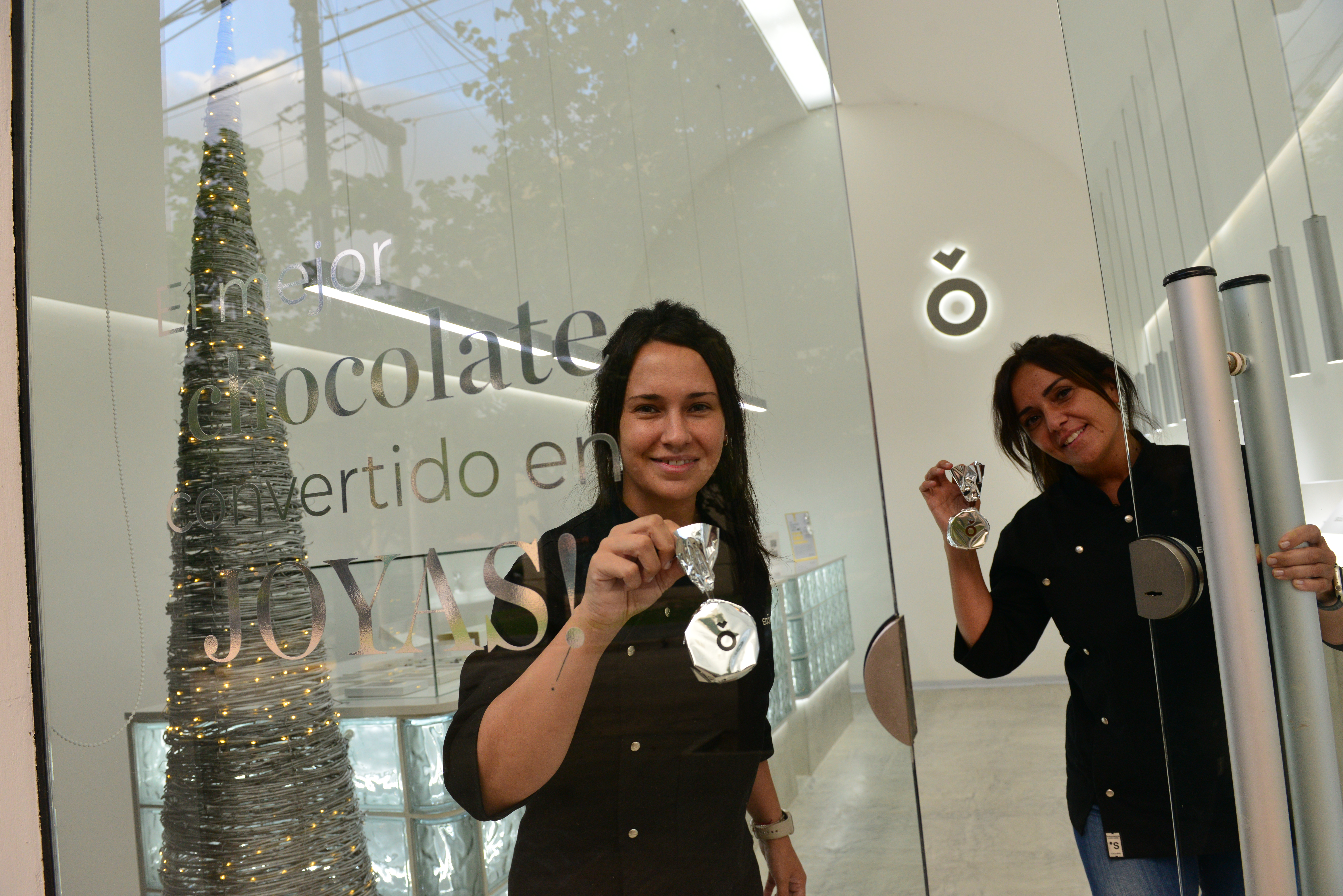 Chocolateria Egolatra fabrican chocolates y alfajores premiados. Las hermanas Virginia y Adriana Joyas tienen su local en el Cerro de las Rosas. (Javier Ferreryra / La Voz)