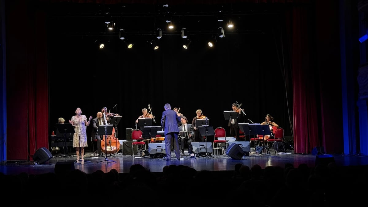 Mery Murúa cantando tango con la Orquesta Provincial de Música Ciudadana. (Gentileza)