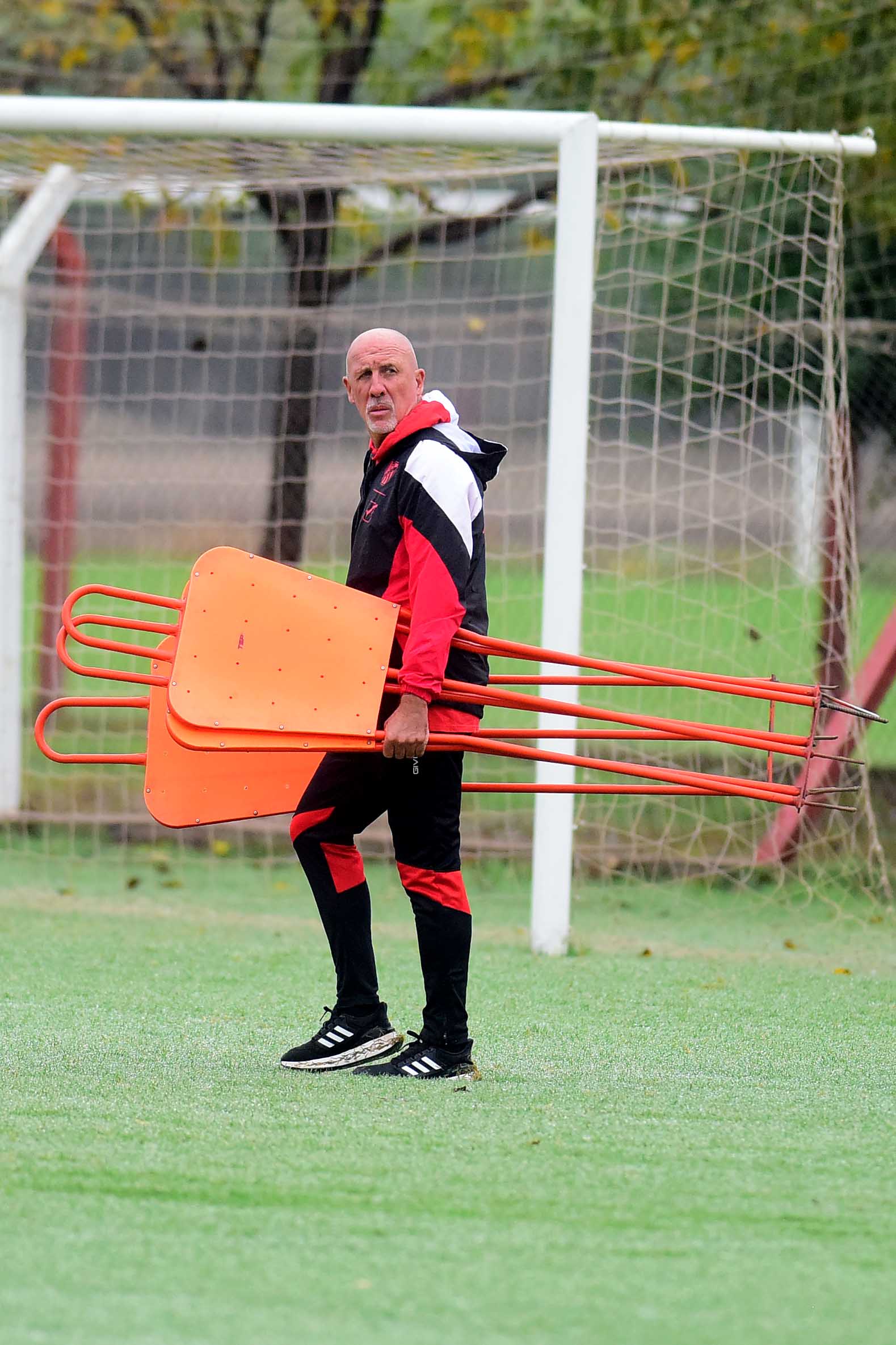 Liga Profesional. Daniel Oldrá, el DT de Instituto, prepara al equipo para el partido de octavos. (José Gabriel Hernández / La Voz)