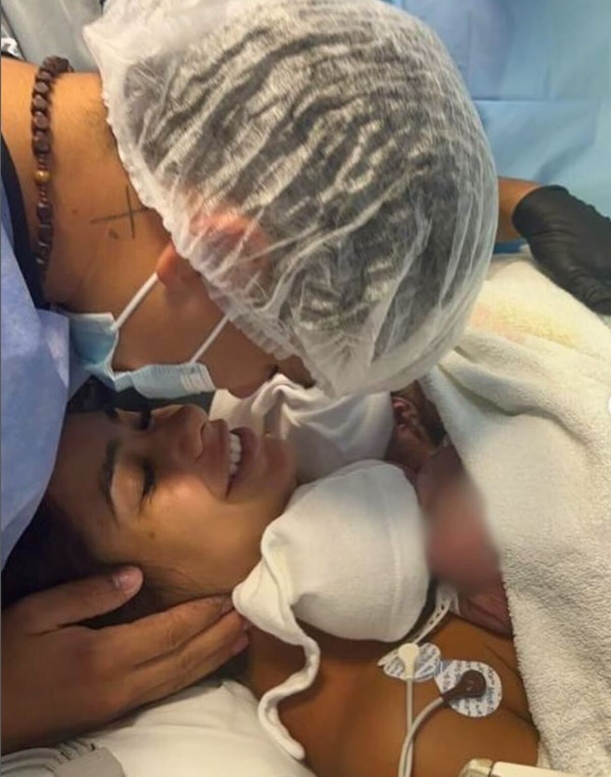 Las primeras imágenes de Daniela Celis y Thiago con sus gemelas. (Instagram Daniela Celis)