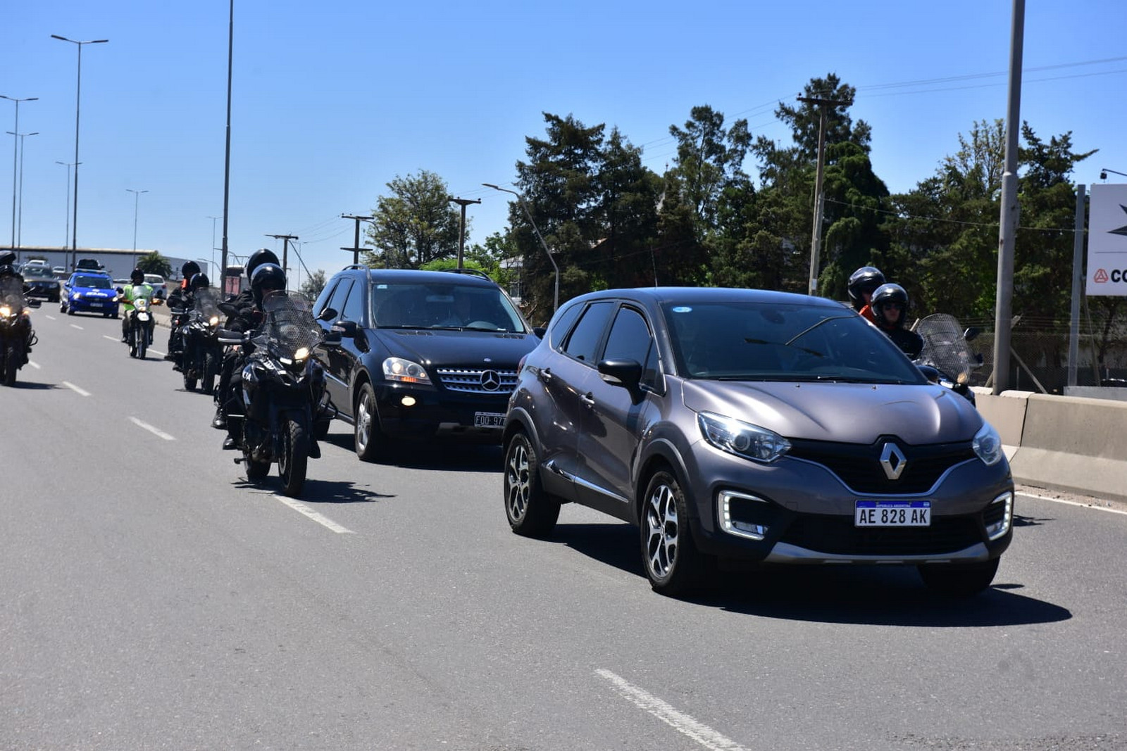 Caravana de Javier Milei recién llegado a Córdoba. (José Gabriel Hernández / La Voz)
