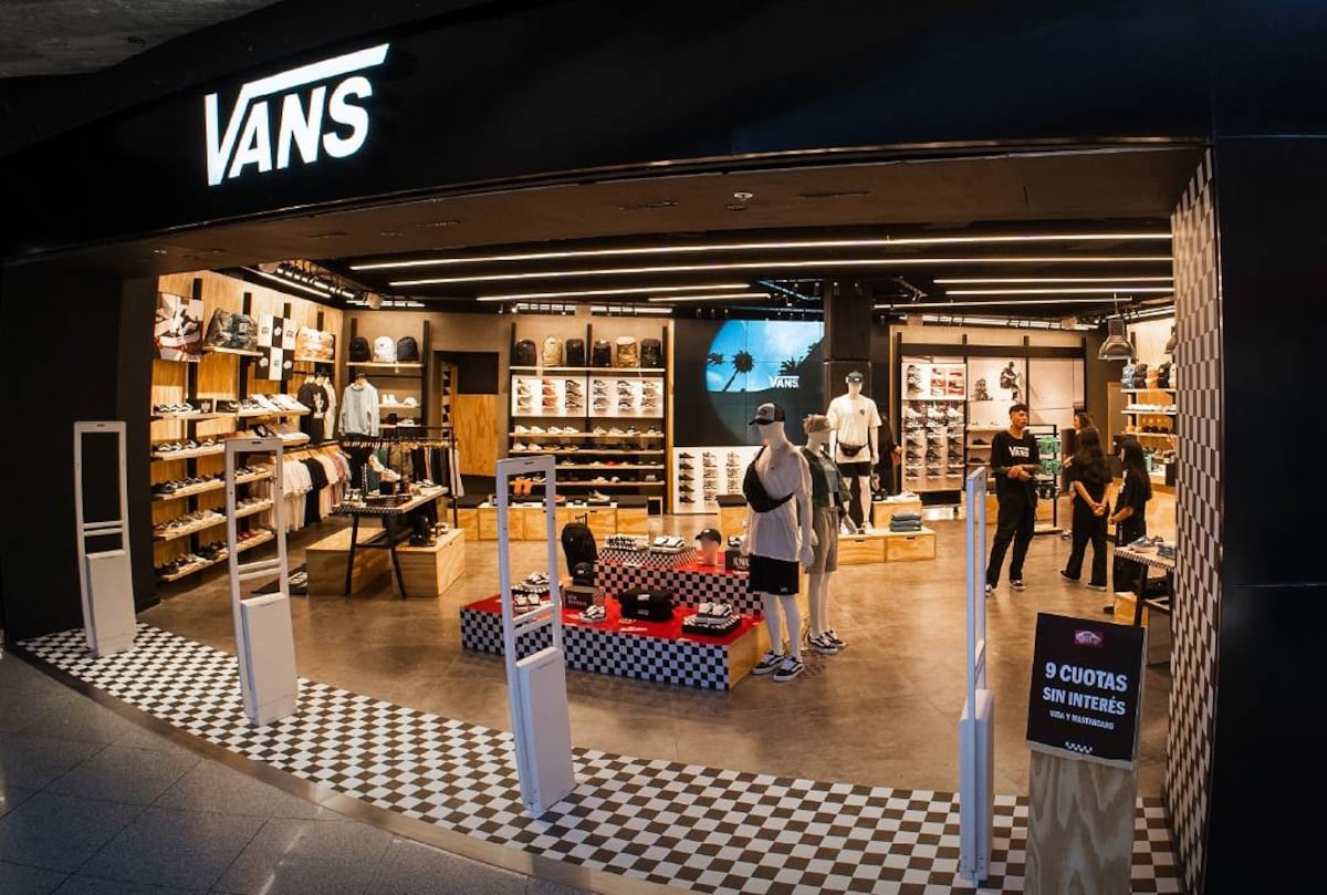 UNA SEMANA. Una de las últimas aperturas es el local exclusivo de Vans, la marca internacional de zapatillas que es un éxito entre adolescentes y jóvenes.