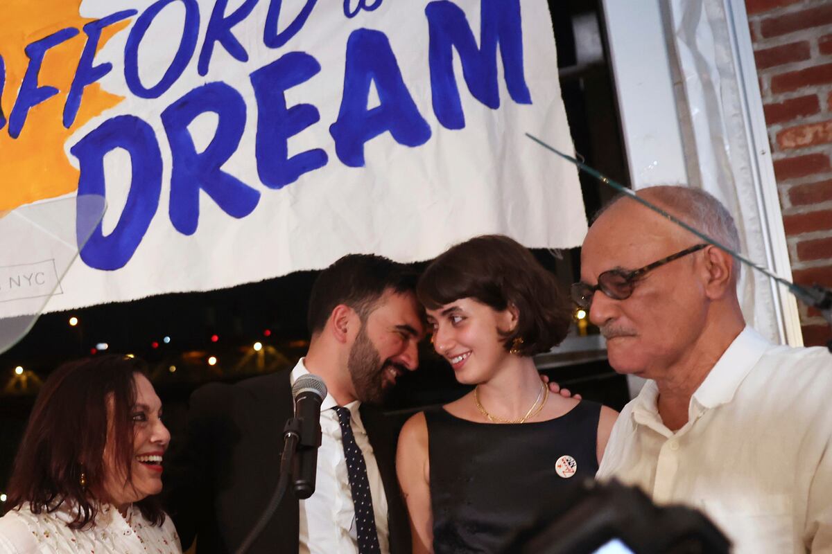 Zohran Mamdani, candidato demócrata a la alcaldía --al centro, de corbata-- sonríe en el escenario junto a su esposa Rama; su madre Mira Nair Duwaji, izquierda, y su esposo Mahmud Mamdani, en su fiesta en las elecciones primarias, el miércoles 25 de junio de 2025, en Nueva York. (AP Foto/Heather Khalifa)